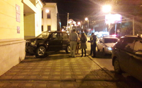 ДТП из-за открытого люка: на Карла Маркса иномарка врезалась в здание