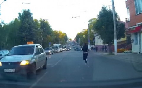Кировчанка бегала по проезжей части в центре города