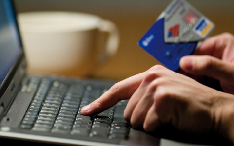 Полиция задержала жителя Петербурга, который дистанционно обокрал 8 кировчан