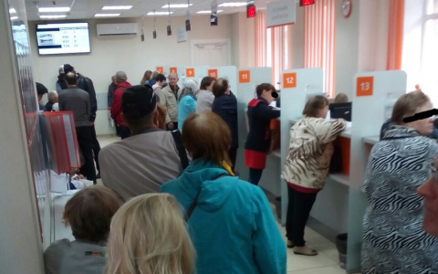 В отделении «Энергосбыт» в Кирове сфотографировали очередь из нескольких сотен человек