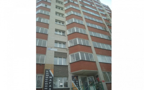 На Филейке с 7 этажа высотки выпала молодая женщина