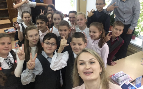 "Жена зарекалась не работать учителем, а сейчас получает удовольствие от работы в школе": супруг о номинанте на премию «Народный учитель»