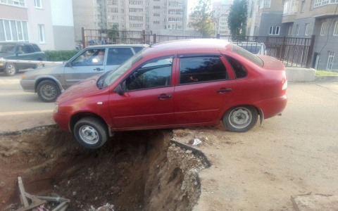 В Кирове на Сурикова автомобиль попал в огромную яму