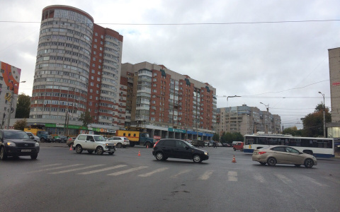 Фура оборвала троллейбусные провода: движение по Комсомольской затруднено