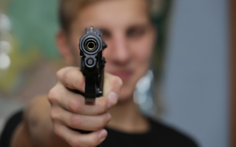 В Кировской области мужчина угрожал пистолетом 7-летней девочке