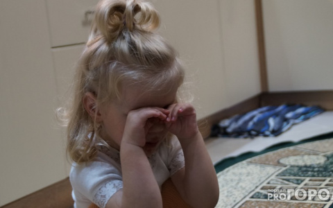 У кировчанки отобрали двух маленьких детей за то, что она оставляла их со своими родителями