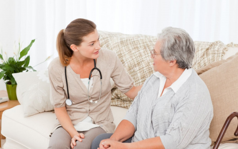 Сиделка для пожилого родственника: вся правда о патронажных услугах в Кирове