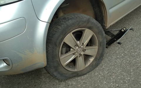 Кировчанка разрезала колесо машины о "лежачего полицейского"