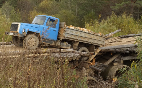 В Оричевском районе грузовик провалился на  мосту