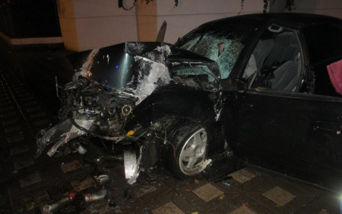 Ночью у ботанического сада бесправник на Toyota въехал в опору ЛЭП