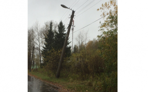 Микрорайон Победилово может остаться без света из-за накренившейся ЛЭП