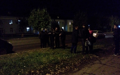 Очевидцы: «У школы № 59 в Кирове неизвестный мужчина бросался на детей»