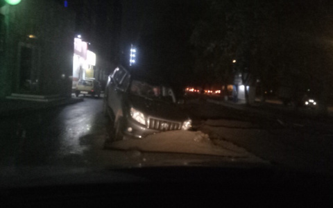 В Кирове дорогая иномарка провалилась в неогороженную яму на тротуаре
