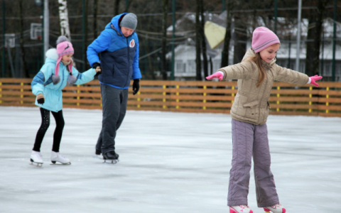 Зимой рядом с манежем в Вересниках обустроят каток и хоккейную коробку