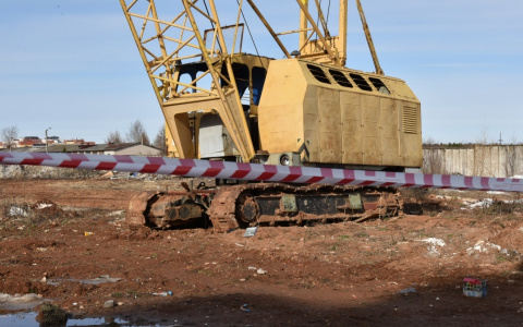 Власти Кирова ищут владельцев брошенных башенных кранов