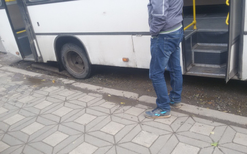 В центре Кирова в яме застрял автобус