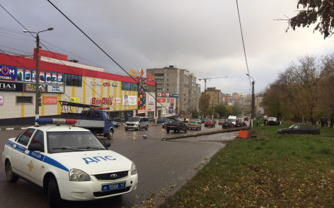 В Кирове Toyota снесла столб, он упал на "Ладу"
