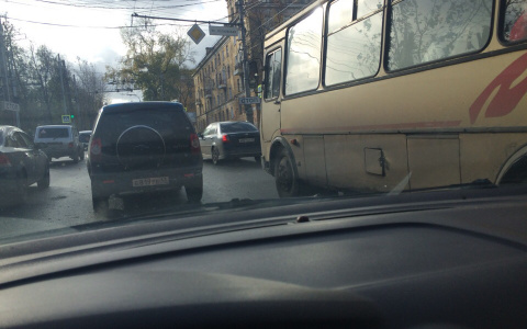 На перекрестке Московской и Октябрьского проспекта упал светофор: движение затруднено