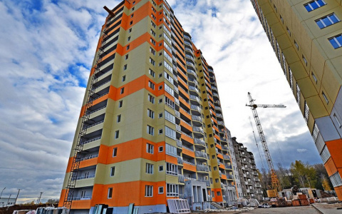 На Заводской из окна квартиры выкинули мебель, технику и душевую кабину