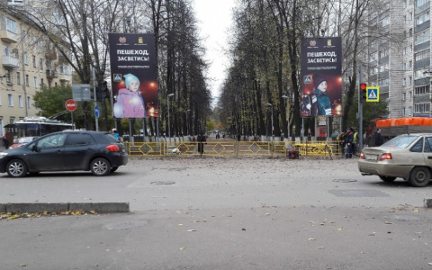 Эксперт из Москвы рассказал, как обезопасить движение на Октябрьском проспекте без желтых заборов