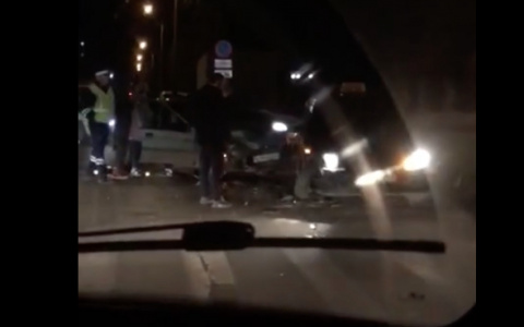 На перекрестке Попова и Калинина произошла авария с участием такси