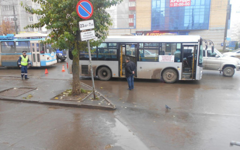 В Кирове 10-летнего ребенка зажало дверью автобуса