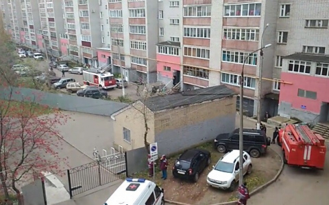 В Кирове оцепили один из подъездов дома на Мопра