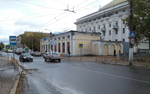 На опасном переходе в центре Кирова установили «лежачего полицейского»