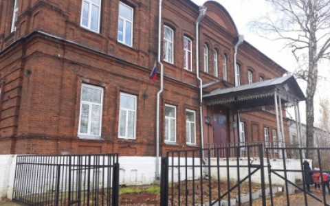 В Белохолуницкой школе на ребенка упала створка окна: мальчик в больнице