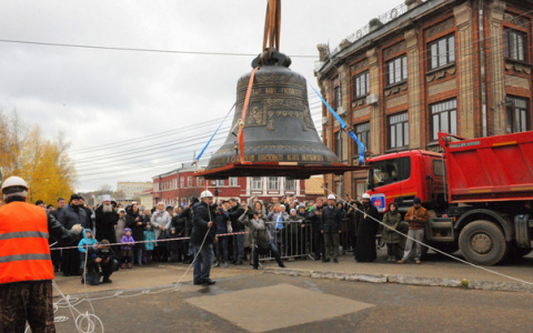 На Спасский собор в Кирове установили 5-тонный колокол