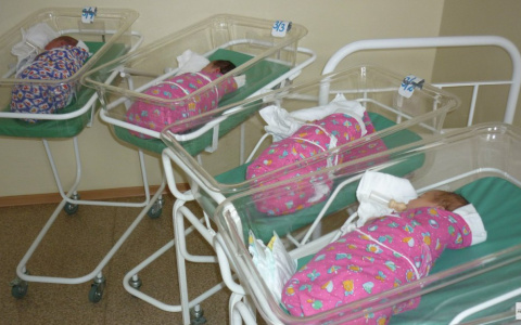 Власти хотят выдавать кировским новорожденным подарки за 10 тысяч рублей