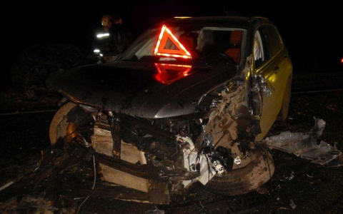 На трассе "Вятка" произошло лобовое столкновение: от удара  «Фольксваген» с ребенком внутри отбросило на грузовик