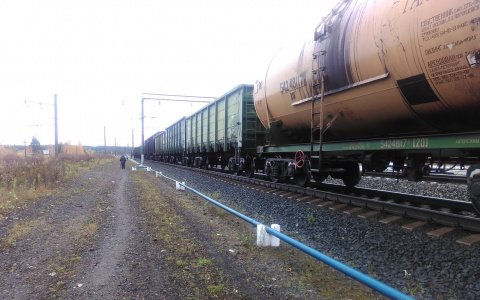 Жители Стрижей вынуждены рисковать жизнью по пути на вокзал