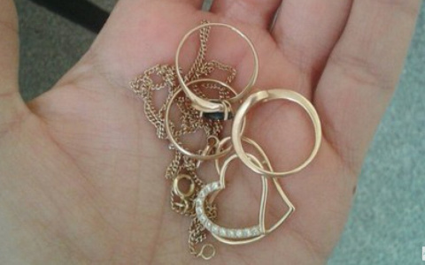 В кировском баре женщина украла ювелирное украшение за 75 тысяч рублей