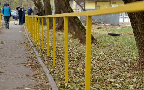 В Кирове на улицах начали устанавливать поручни для слепых горожан