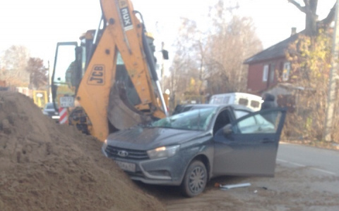 В Кирове водитель экскаватора спровоцировал серьезную аварию