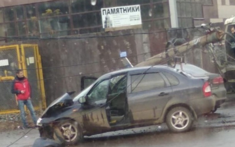 В Чистых прудах после ДТП на машину упал столб: одного из водителей увезли на скорой