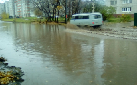 Фоторепортаж: из-за дождя в Кирове затопило дороги и тротуары