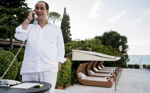 «Лоро» Паоло Соррентино: красота вульгарности в фильме о страхе, одиночестве и Сильвио Берлускони