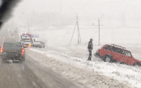 В Кировской области из-за снегопада несколько машин улетели в кювет