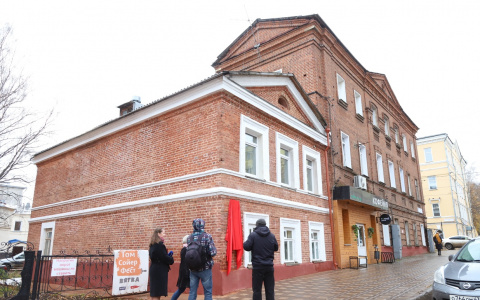 Волонтеры отреставрировали историческое здание на улице Спасской