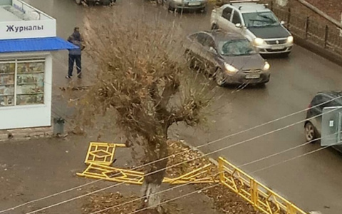 В Кирове «ЗИЛ», уходя от столкновения, снес ограждения рядом с остановкой