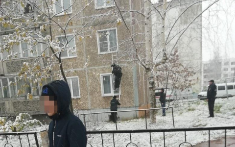 Из-за буйного мужчины на улице Кочкиной не выпускали жильцов пятиэтажки