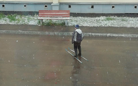 В Кирове школьники катаются на лыжах по асфальту