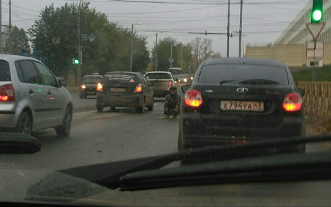 «Куда смотрят сотрудники ГИБДД?»: кировчане жалуются на инвалида, сидящего на дороге