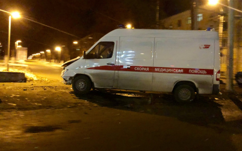 У «Алых парусов» Nissan не пропустил скорую: пострадали три человека