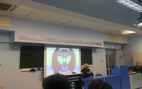 "Нас всех контролируют": итальянский журналист провел лекцию для кировчан