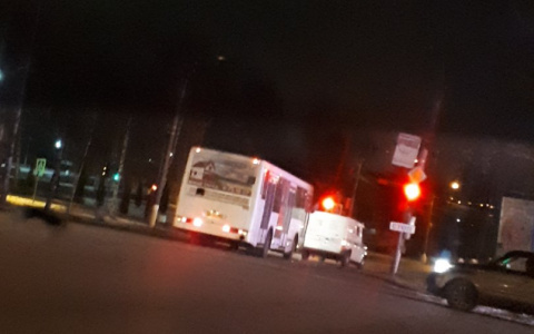 В Кирове автобус въехал в бронеавтомобиль инкассаторов