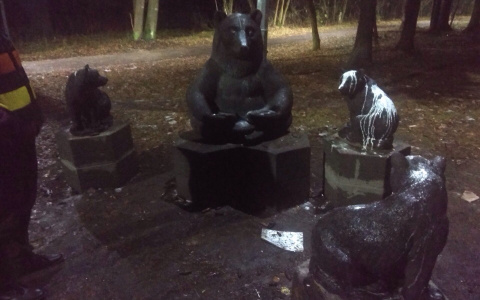 В Кирове вандалы облили белой краской декоративных медведей
