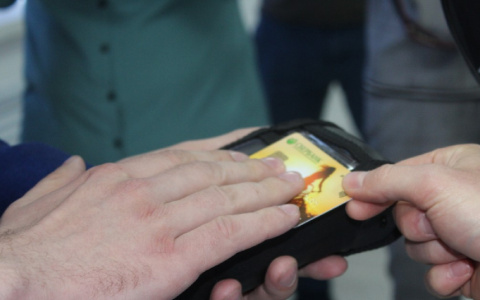 Сделал одну поездку, заплатил за пять: в кировских автобусах происходят сбои при оплате картой